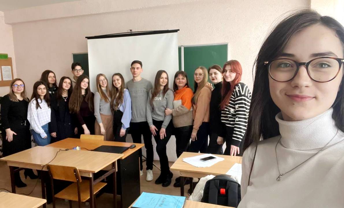 Спільне фото студентів і викладачів з магістранткою ТНПУ Анастасією Кисіль